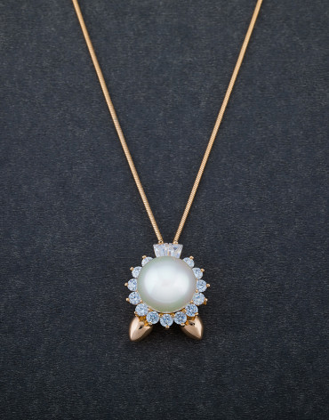 Pearl statement neckpiece